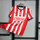 Camisa Chivas Guadalajara Home I 2024/25 Puma Torcedor Masculina Vermelha e Branca, listrada, escudo bordado, uniforme mexicano, futebol"