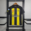 Camisa Al-Ittihad Home (1) 2023/24 Nike Torcedor Masculina com design listrado em preto e amarelo, escudo oficial estampado e tecido leve com tecnologia Dri-FIT para alta respirabilidade e conforto.
