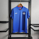 "Camisa Islândia Home I 2022/23 Puma masculina azul com detalhes em branco e vermelho, gola careca, mangas curtas e tecido leve respirável para torcedores"