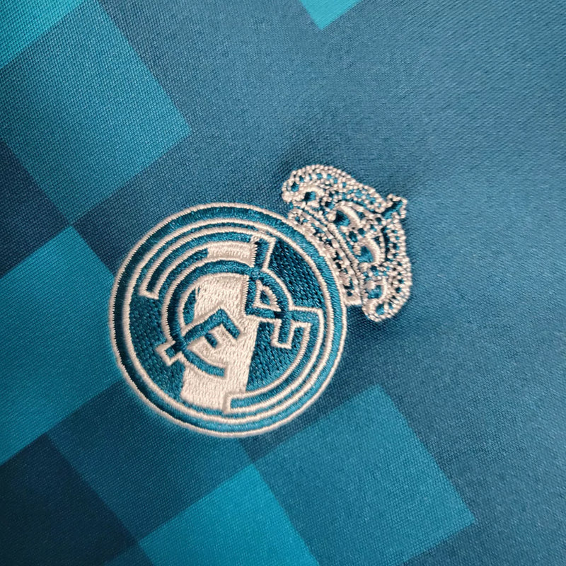 Kit Infantil Real Madrid Retrô Away II 2017/18 Adidas oficial com camisa preta, shorts e meias, escudo do Real Madrid em destaque, design clássico e confortável para crianças de 3 a 13 anos"
