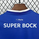 Kit Infantil FC Porto Home I 2025/26 New Balance, uniforme oficial azul e branco com camisa e shorts, disponível para crianças de 3-4 a 12-13 anos, confortável e ideal para pequenos torcedores dos Dragões."