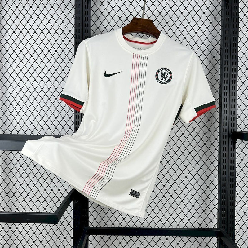 Camisa Chelsea Away 2025/26 Nike Torcedor Masculina branca, com escudo bordado do Chelsea FC, detalhes em azul royal e dourado, modelo  com tecnologia Dri-FIT e design moderno para torcedores apaixonados.