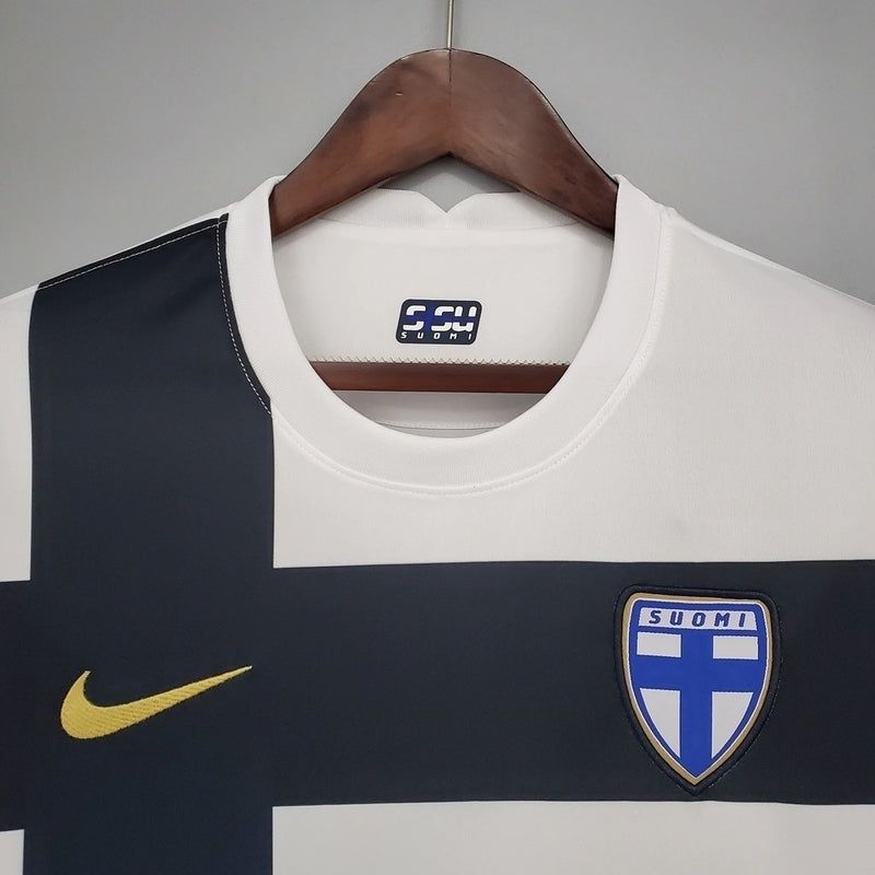 Camisa Finlândia Home I 2020/21 Nike retrô masculina branca com cruz azul e detalhes dourados, gola redonda e mangas curtas, modelo clássico em tecido leve para torcedores e colecionadores"