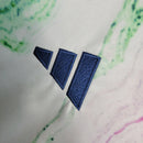 Camisa Itália Pré-Jogo 2023/24 Adidas Torcedor masculina, branca, com escudo da seleção italiana no peito e três listras Adidas nos ombros, feita em tecido leve e respirável, modelo com caimento torcedor mais solto e confortável, ideal para torcer antes das partidas com estilo e autenticidade.”