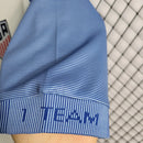 Camisa Estados Unidos Home I 2016/17 Nike Retrô Masculina branca, uniforme retrô da seleção EUA, escudo bordado no peito, detalhes em azul e vermelho, tecido leve e respirável."
camisa Estados Unidos 2016/17 retrô
camisa USA masculina retrô
camisa seleção EUA Nike
uniforme retrô de futebol EUA