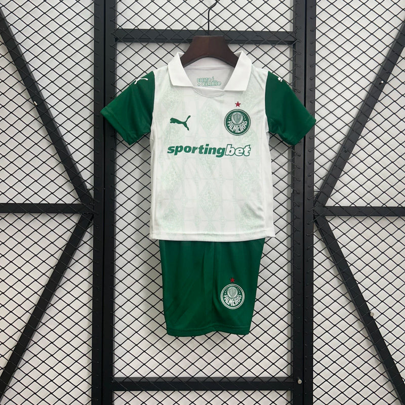 Kit Infantil Palmeiras Away 2025/26 Adidas completo com camisa branca e detalhes verdes, short oficial, escudo bordado do Palmeiras, uniforme torcedor mirim, modelo 3-13 anos, uniforme infantil oficial de futebol, confortável e respirável, ideal para pequenos torcedores e treinos.
