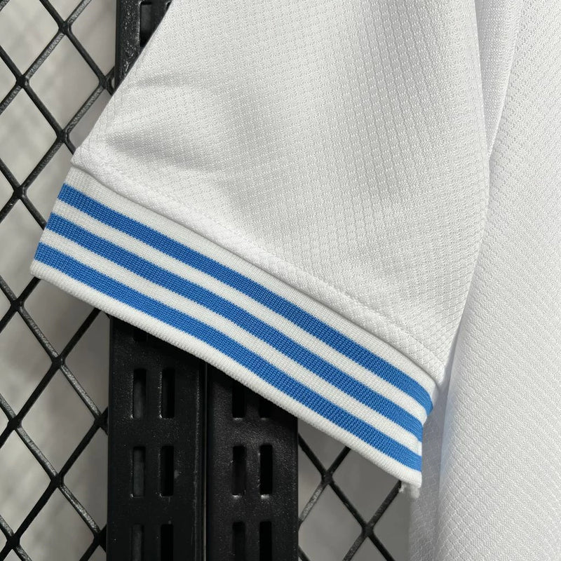 Camisa Cruz Azul Away II 2024/25 Pirma Torcedor Masculina Branca, uniforme elegante, futebol mexicano, escudo do Cruz Azul, conforto e estilo para torcedores"