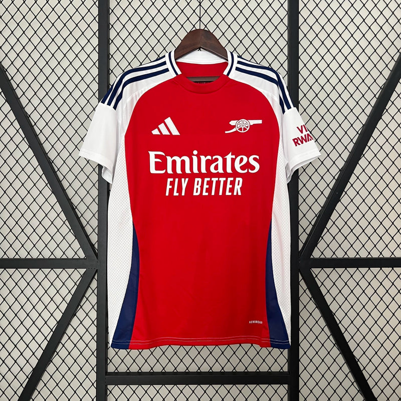 Camisa Arsenal Home (1) 2024/25 Masculina Adidas para torcedor, vermelha com detalhes brancos, modelo oficial do clube inglês, ideal para fãs e colecionadores.