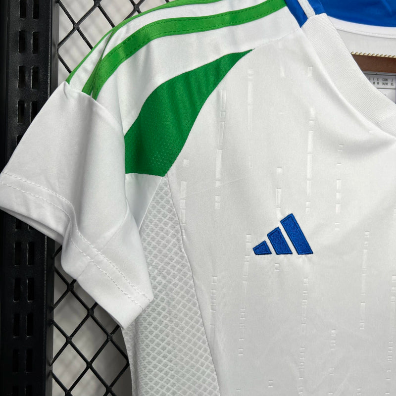 Camisa Itália Away II 2024/25 Adidas Torcedora Feminina, branca, modelo acinturado com escudo da seleção italiana e logo Adidas em destaque, feita em tecido leve e respirável, disponível nos tamanhos PP ao GG.”
