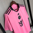 Camisa Inter Miami Home I 2024/25 Adidas masculina, rosa com detalhes em preto, design moderno para torcedores, tecido leve e respirável, perfeita para jogos e colecionadores."