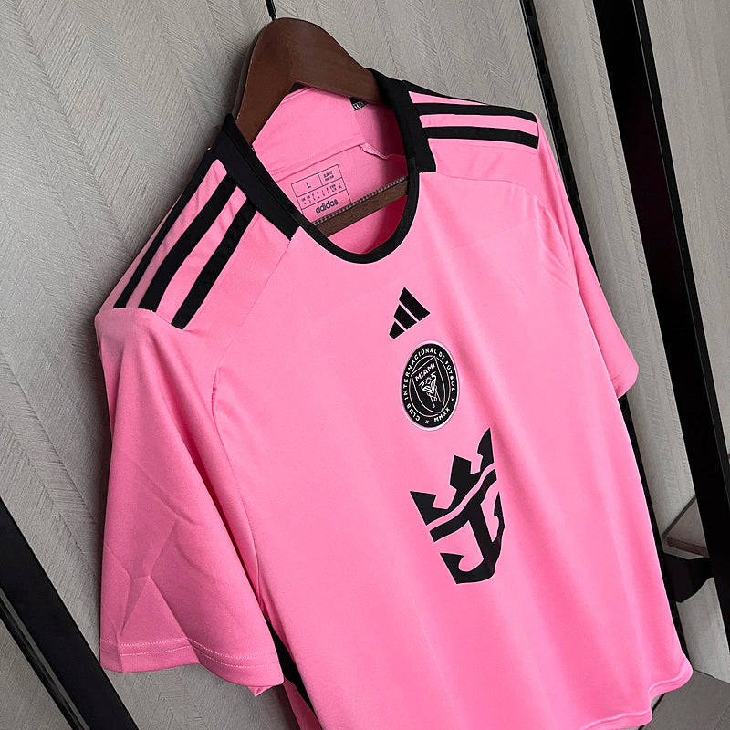 Camisa Inter Miami Home I 2024/25 Adidas masculina, rosa com detalhes em preto, design moderno para torcedores, tecido leve e respirável, perfeita para jogos e colecionadores."