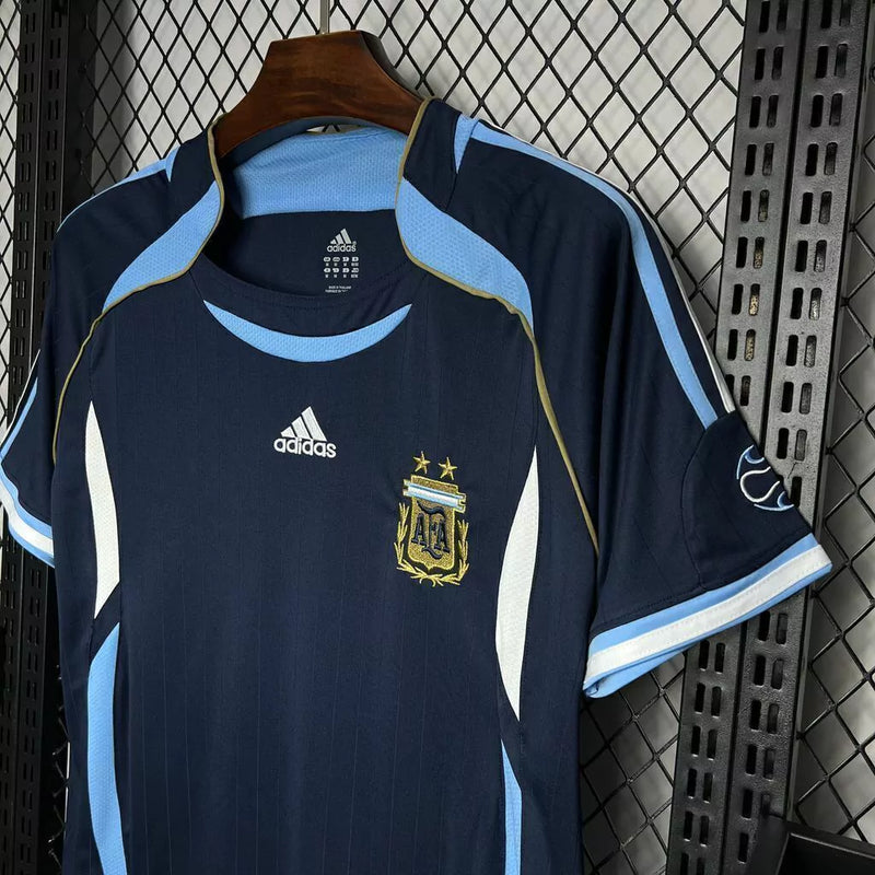 Camisa Argentina Away II 2006/07 Adidas Retrô Masculina - uniforme retrô da seleção argentina, gola clássica, listras Adidas nas mangas, tecido leve e respirável, ideal para torcedores e colecionadores de futebol"