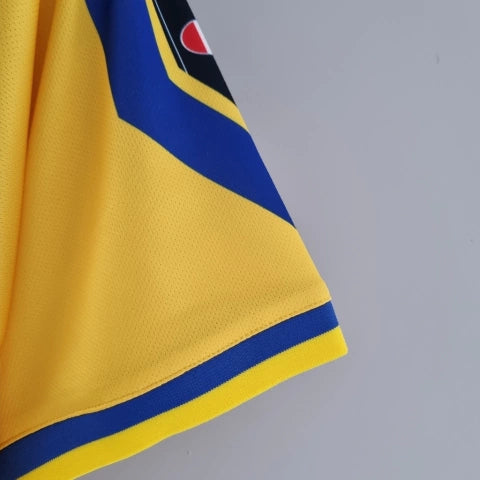 Camisa Parma Home I 1999/00 Retrô Masculina Amarela com detalhes em azul, escudo clássico do clube italiano e design fiel à época.”