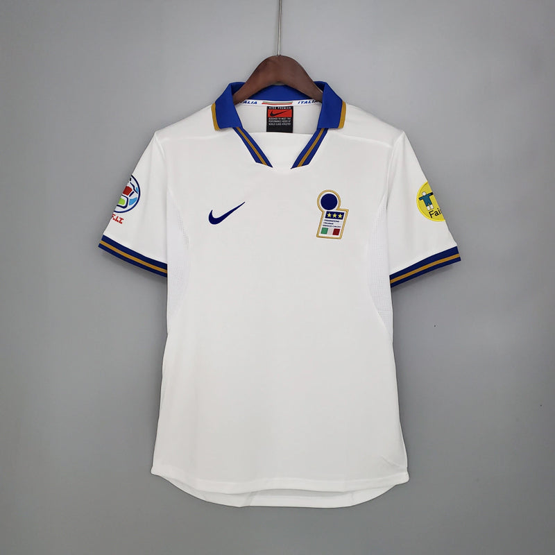 Camisa Itália Away II 1996/97 Nike Retrô masculina, branca, com escudo da seleção italiana no peito e logo Nike, feita em tecido leve e confortável, modelo retrô com caimento solto e tradicional, ideal para colecionadores e fãs de futebol histórico.”