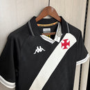 Camisa Vasco da Gama Home I 2025/26 Kappa Torcedor Masculina branca com faixa diagonal preta e detalhes em vermelho, tecido leve e respirável, ideal para crianças torcerem com estilo e conforto."