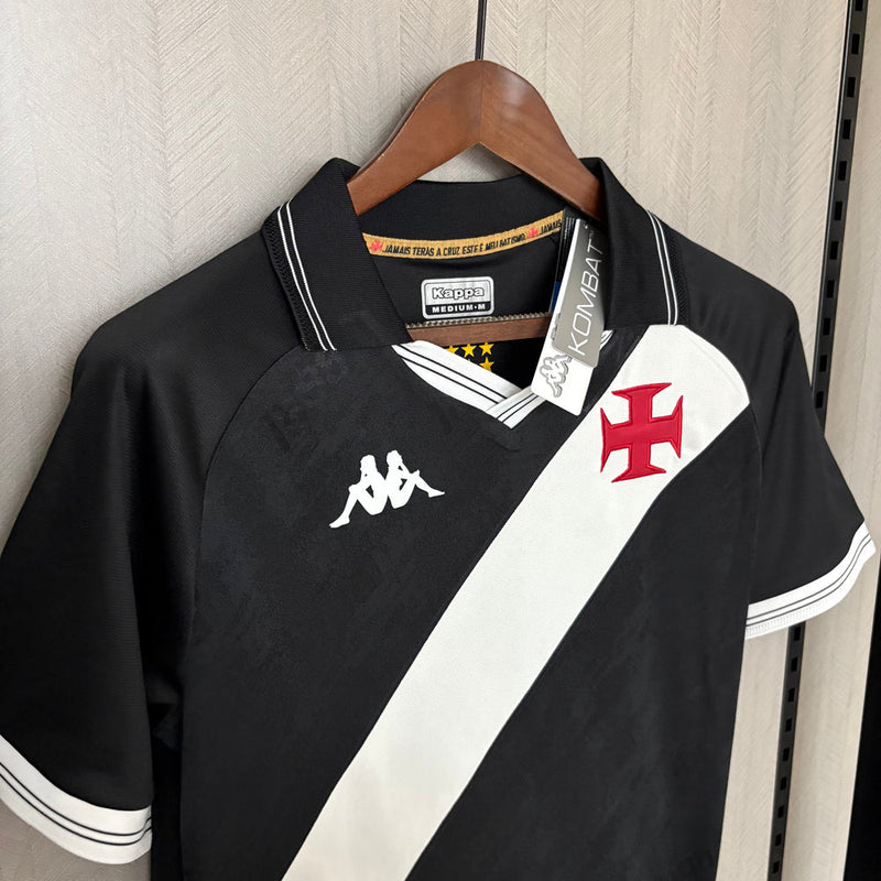 Camisa Vasco da Gama Home I 2025/26 Kappa Torcedor Masculina branca com faixa diagonal preta e detalhes em vermelho, tecido leve e respirável, ideal para crianças torcerem com estilo e conforto."