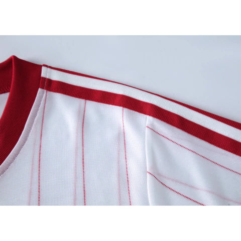 Camisa Polônia Home I 1982/83 Adidas Retrô Masculina, branca, com escudo da seleção polonesa e logo Adidas bordados, feita em tecido leve e confortável, modelo retrô masculino com caimento tradicional, ideal para colecionadores e uso casual.”