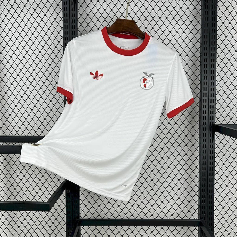 Camisa Benfica 2025/26 Adidas Torcedor Masculina branca com detalhes vermelhos, escudo bordado do clube e logo Adidas estampado – uniforme oficial para torcedores do Benfica, conforto com tecnologia AEROREADY, estilo e autenticidade em futebol português."