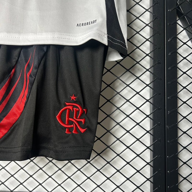 Kit Infantil Flamengo Away 2025/26 Adidas, camisa branca com detalhes em vermelho e preto, shorts e meias combinando, uniforme oficial para crianças torcedoras do Mengão."
