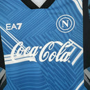 Kit Infantil Napoli Away II 2025/26 EA7 oficial, camisa branca com detalhes em azul e escudo do Napoli em destaque, shorts combinando, uniforme completo para crianças de 3 a 13 anos"