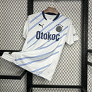 Camisa Fenerbahçe Away II 2024/25 Puma Torcedor Masculina branca, com escudo do clube bordado no peito e detalhes em azul e amarelo, design moderno, tecido dryCELL respirável e gola confortável, representando o estilo e a paixão do torcedor turco