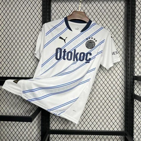 Camisa Fenerbahçe Away II 2024/25 Puma Torcedor Masculina branca, com escudo do clube bordado no peito e detalhes em azul e amarelo, design moderno, tecido dryCELL respirável e gola confortável, representando o estilo e a paixão do torcedor turco