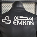 Camisa Al-Ittihad Home I 2023/24 Nike Jogador Masculina preta e amarela, modelo player com listras verticais, tecnologia Dri-FIT ADV e escudo do Al-Ittihad no peito – uniforme titular da temporada 23/24.