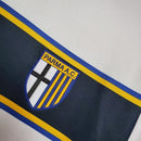 Camisa Parma Away II 2002/03 Retrô Masculina branca com detalhes em azul e amarelo, escudo bordado no peito, gola clássica e tecido leve e respirável, perfeita para torcedores que valorizam estilo retrô e a história do clube italiano.