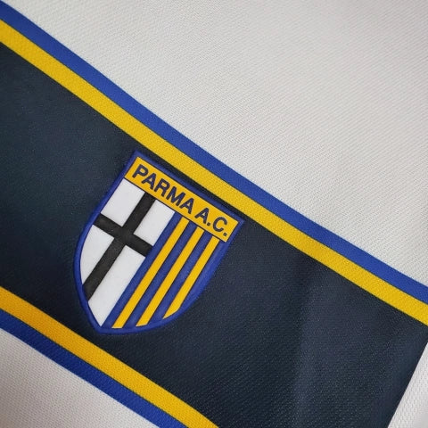 Camisa Parma Away II 2002/03 Retrô Masculina branca com detalhes em azul e amarelo, escudo bordado no peito, gola clássica e tecido leve e respirável, perfeita para torcedores que valorizam estilo retrô e a história do clube italiano.