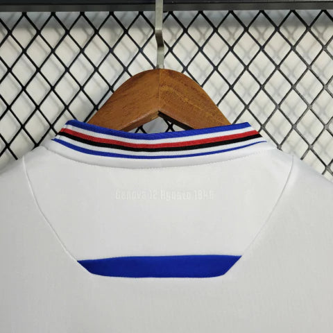 Camisa Sampdoria Away II 2022/23 Torcedor Masculina Branca com faixas azul, vermelha e preta no peito, escudo bordado e design clássico do clube italiano