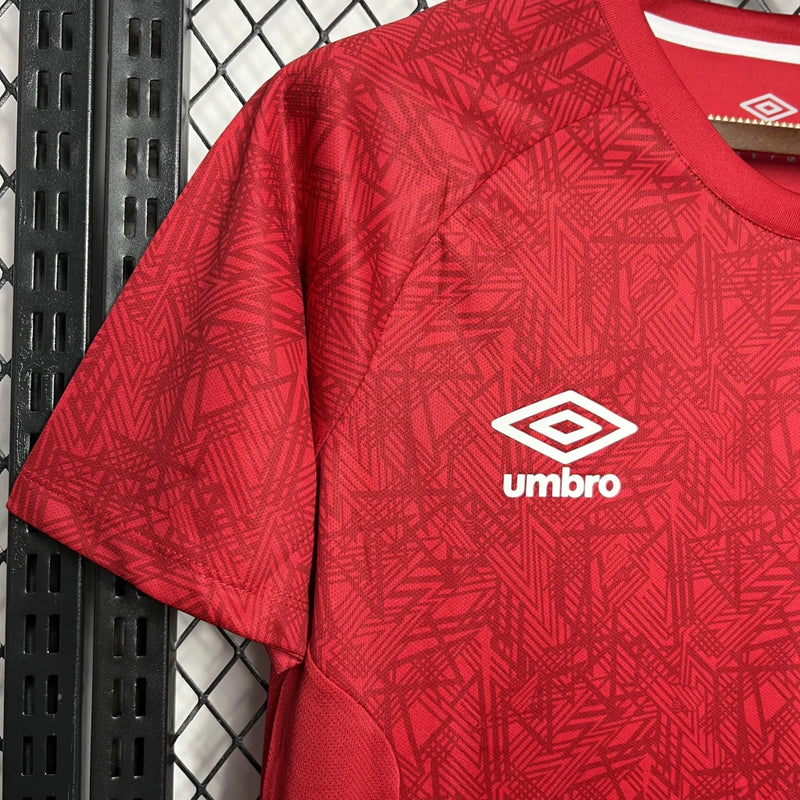 Camisa Athletico Paranaense Treino 2024/25 Umbro Torcedor Masculina com escudo oficial bordado e logo Umbro estampado, modelo masculino em tecido respirável para treino e uso casual.