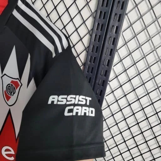 Texto alternativo para imagem:

"Camisa River Plate Away (2) 2023/24 Adidas Torcedor Masculina, modelo preto com faixas diagonais cinzas e detalhes em vermelho, escudo do River Plate bordado e logo Adidas, versão oficial licenciada."

