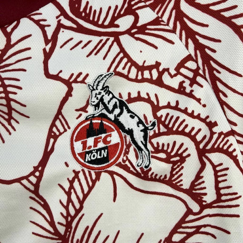 Camisa 1. FC Köln 'Kölsch Mädche' 2024/25 Hummel Torcedor Masculina branca com detalhes vermelhos e pretos, escudo bordado do clube e logo Hummel, modelo oficial para torcedores do futebol alemão.