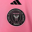 Camisa Inter Miami Home I 2024/25 Adidas masculina, rosa com detalhes em preto, design moderno para torcedores, tecido leve e respirável, perfeita para jogos e colecionadores."