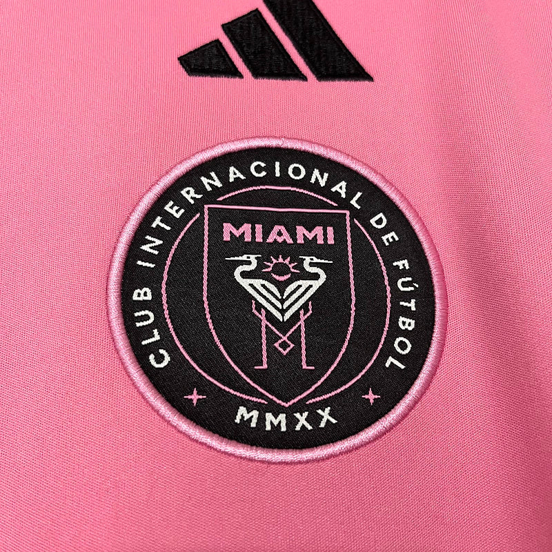 Camisa Inter Miami Home I 2024/25 Adidas masculina, rosa com detalhes em preto, design moderno para torcedores, tecido leve e respirável, perfeita para jogos e colecionadores."