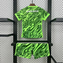 Kit Infantil Sporting CP Goleiro 2025/26 Nike Verde, camiseta e shorts oficiais para crianças de 3-4 a 12-13 anos, design moderno e confortável, ideal para pequenos goleiros e torcedores mirins.