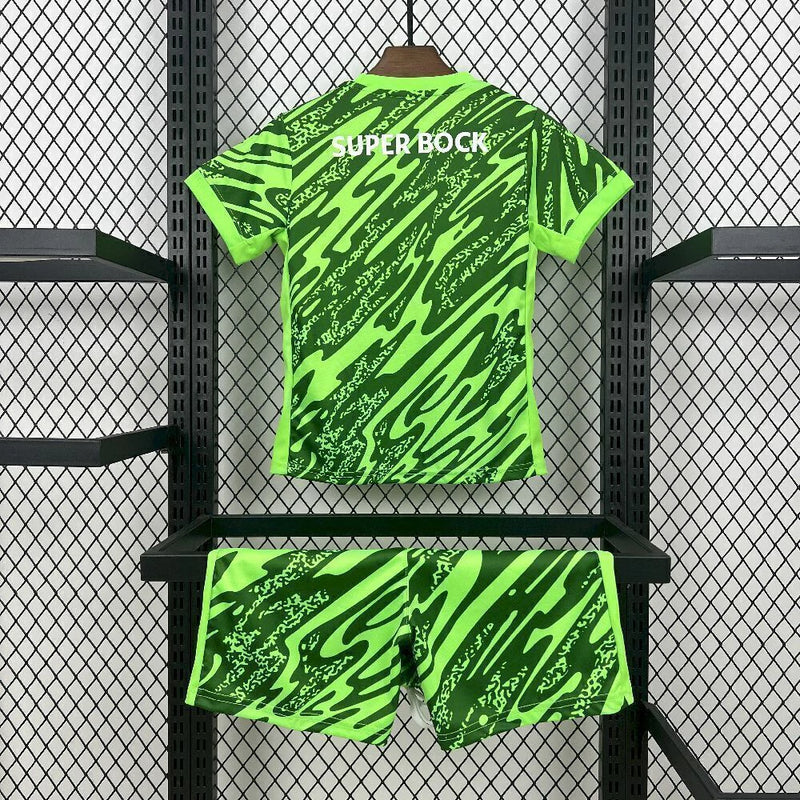 Kit Infantil Sporting CP Goleiro 2025/26 Nike Verde, camiseta e shorts oficiais para crianças de 3-4 a 12-13 anos, design moderno e confortável, ideal para pequenos goleiros e torcedores mirins.
