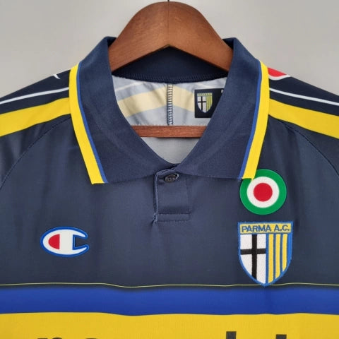 Camisa Parma Third III 1999/00 Retrô Masculina Azul com escudo bordado, design clássico e visual autêntico inspirado na terceira camisa do clube italiano.”