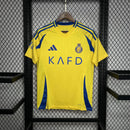 Camisa Al-Nassr Home (1) 2024/25 Adidas Torcedor Masculina na cor amarela com detalhes em azul, escudo do Al-Nassr aplicado no peito e logo Adidas bordado, modelo oficial da temporada 2024/25."
