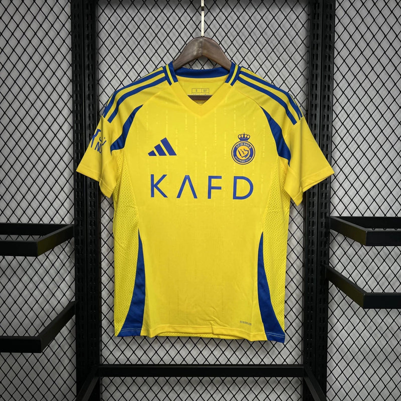 Camisa Al-Nassr Home (1) 2024/25 Adidas Torcedor Masculina na cor amarela com detalhes em azul, escudo do Al-Nassr aplicado no peito e logo Adidas bordado, modelo oficial da temporada 2024/25."
