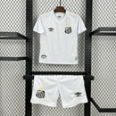 Kit Infantil Santos Home (1) 2025/26 Umbro oficial – uniforme completo com camisa branca tradicional e short, ideal para pequenos torcedores do Peixe"

