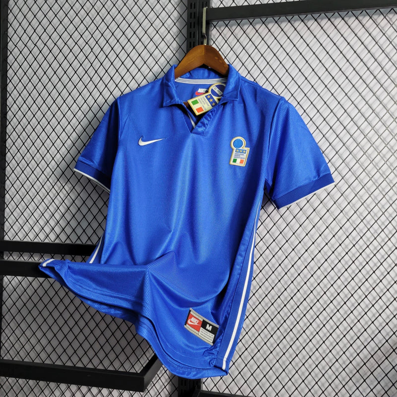 Camisa Itália Home I 1998/99 Nike Retrô masculina, azul, com escudo da seleção italiana no peito e logo Nike, feita em tecido leve e confortável, modelo retrô com caimento solto e tradicional, ideal para colecionadores e fãs de futebol histórico.