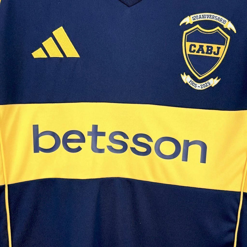 Camisa Boca Juniors Home (1) 2025/26 Adidas Torcedor Masculina azul com faixa amarela horizontal, escudo bordado e logo Adidas estampado.
