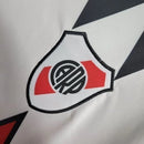 Texto alternativo para imagem:

"Camisa River Plate Away (2) 2023/24 Adidas Torcedor Masculina, modelo preto com faixas diagonais cinzas e detalhes em vermelho, escudo do River Plate bordado e logo Adidas, versão oficial licenciada."


