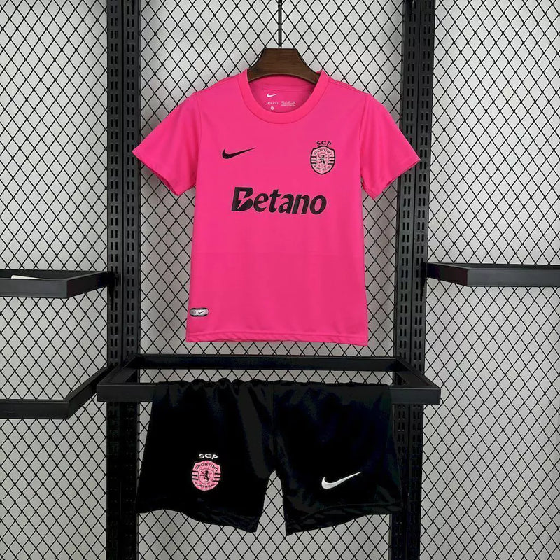 Kit Infantil Sporting CP Outubro Rosa 2024/25 Nike camisa e shorts rosa torcedor infantil