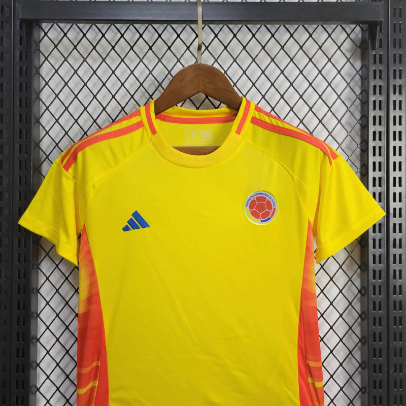 Kit Infantil Colômbia Home (1) 2024/25 Adidas oficial, camisa amarela com detalhes em azul e vermelho, escudo da FCF em destaque, shorts combinando, uniforme completo para crianças de 3 a 13 anos"