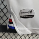 Camisa Sampdoria Away II 2022/23 Torcedor Masculina Branca com faixas azul, vermelha e preta no peito, escudo bordado e design clássico do clube italiano