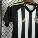 Kit Infantil Atlético Mineiro Home (1) 2025/26 Adidas – uniforme completo com camisa listrada preta e branca, shorts preto e meiões, ideal para jovens torcedores do Galo"