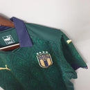 Camisa Itália Third III 'Renascimento' 2019/20 Puma Retrô masculina, azul com detalhes clássicos e modernos, escudo da seleção italiana no peito, design inspirado na temporada 2019/20, feita em tecido leve e confortável, ideal para colecionadores e fãs de futebol histórico.”