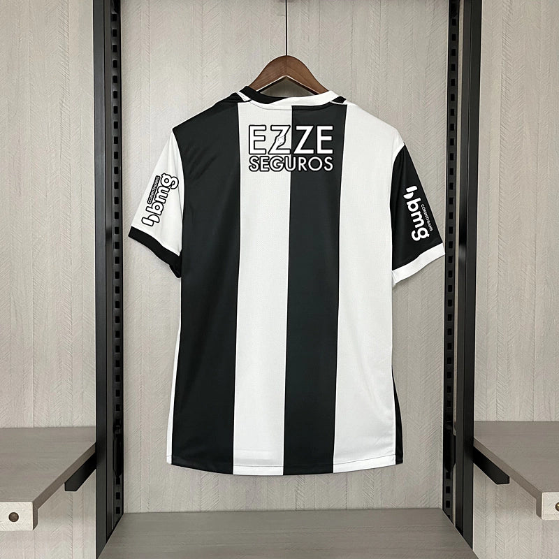 Camisa Corinthians third 2024/25 Nike Torcedor masculina com patrocínios, listrada em preto e branco, exibida em fundo neutro, modelo com tecnologia DRI-FIT e escudo do clube em destaque